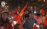 [ẢNH] Đường phố Hà Nội đỏ rực sau chiến thắng của Olympic Việt Nam tại ASIAD 2018